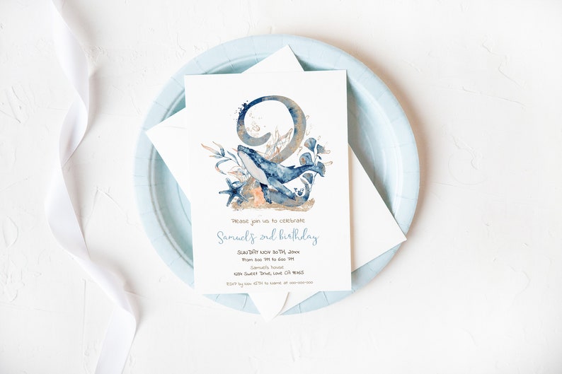 Op de afbeelding: Een blauwe en witte uitnodigingskaart met een aquarel-illustratie van een walvis en het getal 9. De tekst op de kaart luidt "Nodig je uit om Samuels 9e verjaardag te vieren".