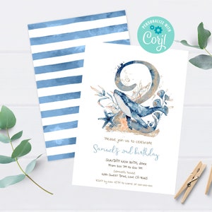 Op de afbeelding: Een blauw-wit gestreepte achtergrond met een witte uitnodigingskaart. De kaart heeft een aquarel-illustratie van een walvis die door een nummer twee zwemt met koraal en zeesterren. De tekst op de kaart luidt: "Kom gezellig met ons mee om de 2e verjaardag van Samuels te vieren. Zondag 30 november 20xx Van 15:00 tot 18:00 uur Huis van Samuels 4234 Sweet Drive, Love CA 1865 RSVP v&oacute;&oacute;r 15 november naar [telefoonnummer]"