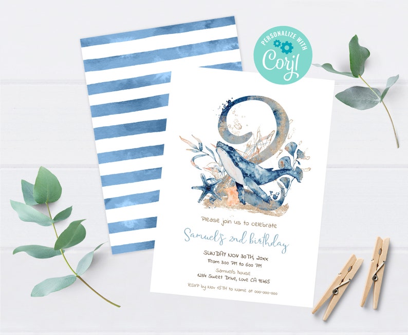 Op de afbeelding: Een blauw-wit gestreepte achtergrond met een witte uitnodigingskaart. De kaart heeft een aquarel-illustratie van een walvis die door een nummer twee zwemt met koraal en zeesterren. De tekst op de kaart luidt: "Kom gezellig met ons mee om de 2e verjaardag van Samuels te vieren. Zondag 30 november 20xx Van 15:00 tot 18:00 uur Huis van Samuels 4234 Sweet Drive, Love CA 1865 RSVP v&oacute;&oacute;r 15 november naar [telefoonnummer]"