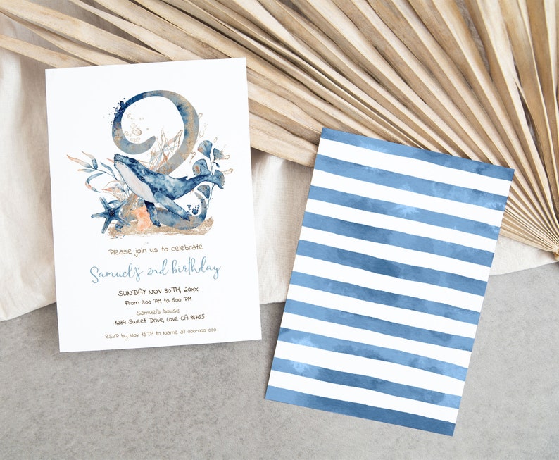 Op de afbeelding: Een blauwe en gouden aquarel-uitnodiging voor een tweede verjaardag. De uitnodiging toont een walvis die door een koraalrif zwemt met de tekst "Vier samen met ons de 2e verjaardag van Samuel".