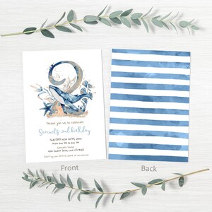 Op de afbeelding: Een blauw-wit gestreepte uitnodigingskaart met een aquarel-illustratie van een walvis en het getal twee. De tekst op de kaart luidt: "U bent van harte uitgenodigd om Samuels 2e verjaardag te vieren. Zondag 20 november 20xx van 14:00 tot 16:00 uur. Samuels huis 123 Sweet Time, Love CA 91234 RSVP v&oacute;&oacute;r 15 november aan [naam van contactpersoon]"