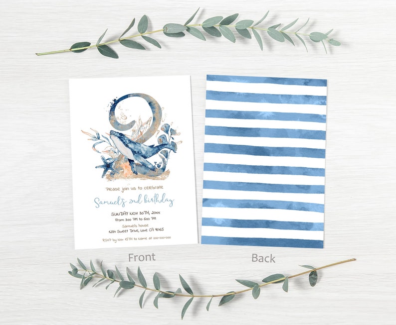 Op de afbeelding: Een blauw-wit gestreepte uitnodigingskaart met een aquarel-illustratie van een walvis en het getal twee. De tekst op de kaart luidt: "U bent van harte uitgenodigd om Samuels 2e verjaardag te vieren. Zondag 20 november 20xx van 14:00 tot 16:00 uur. Samuels huis 123 Sweet Time, Love CA 91234 RSVP v&oacute;&oacute;r 15 november aan [naam van contactpersoon]"
