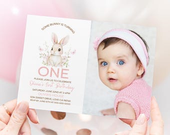 Invitación de cumpleaños de conejito, invitación con foto de conejito que cumple un año, invitación de cumpleaños de conejito floral EDITABLE, invitación de conejita - 62B