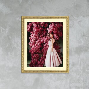 Audrey Hepburn with Flowers, Exklusiver Leinwanddruck mit Holzrahmen, Vintage Poster, Fashion Poster, Werbeposter