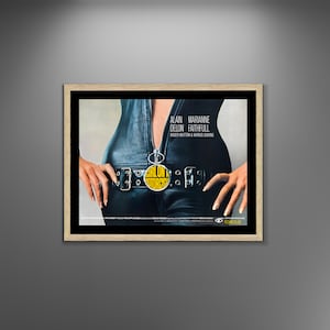 Mädchen auf einem Motorrad Kunst Vintage Poster gerahmte Leinwand, Alain Delon, Marianne Faithfull, Filmplakat, Movie Poster, Werbeplakat