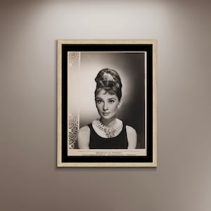 Audrey Hepburn In Frühstück bei Tiffany's Acryl Druck Poster gerahmt Leinwand, berühmte britische Schauspielerin, Werbeplakat, Vintage Plakat