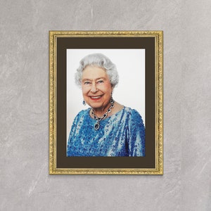 Queen Elizabeth Portrait: Framed Canvas Wall Art