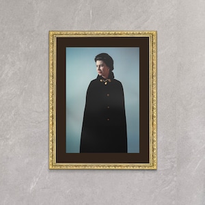 Queen Elizabeth II Portrait: Exclusive Framed Canvas Wall Art