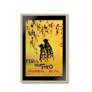 Puede incluir: Un cartel vintage para la Feria del Toro, un festival de toros en Pamplona, España. El cartel presenta una ilustración en blanco y negro de un toro cargando hacia un grupo de personas vestidas de rojo y blanco. El texto en el cartel dice "Feria del Toro, San Fermín 2009, Pamplona, Iruna."