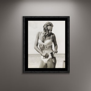 Ursula Andress Fotoposter Leinwanddruck, Eine blonde Bond Meerjungfrau, berühmte Schweizer Schauspielerin, Vintage Poster, James Bond, Werbeplakat