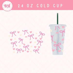 以下が含まれることがあります： ピンクと白の弓とハートの模様がついた、24オンスの透明なプラスチック製の冷たいカップ。カップには黒いストローが付いており、お気に入りの飲み物を入れる準備ができています。