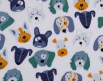 Puede incluir: Una tela blanca con un patrón repetido de caras de perros coloridos. Los perros están en varias poses y tienen diferentes colores de pelaje, incluyendo azul, verde, amarillo y blanco.
