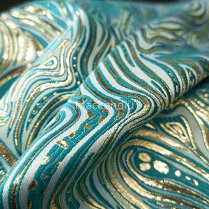 Tela Jacquard de Rayas Verdes y Doradas: Material de Diseño para Vestidos y Abrigos