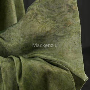 Tela Jacquard Verde Vintage: Patrón Texturizado Oscuro, 1/2 Yarda