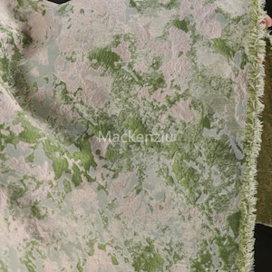 Tejido jacquard verde musgo: poliéster texturizado para vestidos y abrigos
