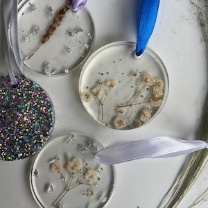 Beautiful handmade Resin Pressed Flower Christmas baubles tree decorations gypsophila baby&#39;s breath lavender glitter festive Secret Santa