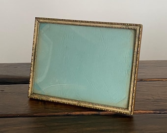 Marco de fotos rectangular pequeño de metal danés ornamentado, estilo vintage de los años 60, con cristal curvado original - Pieza única.