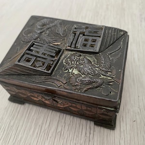Caixa de joias de metal vintage antigo de dragão asiático dos anos 1950 - OOAK