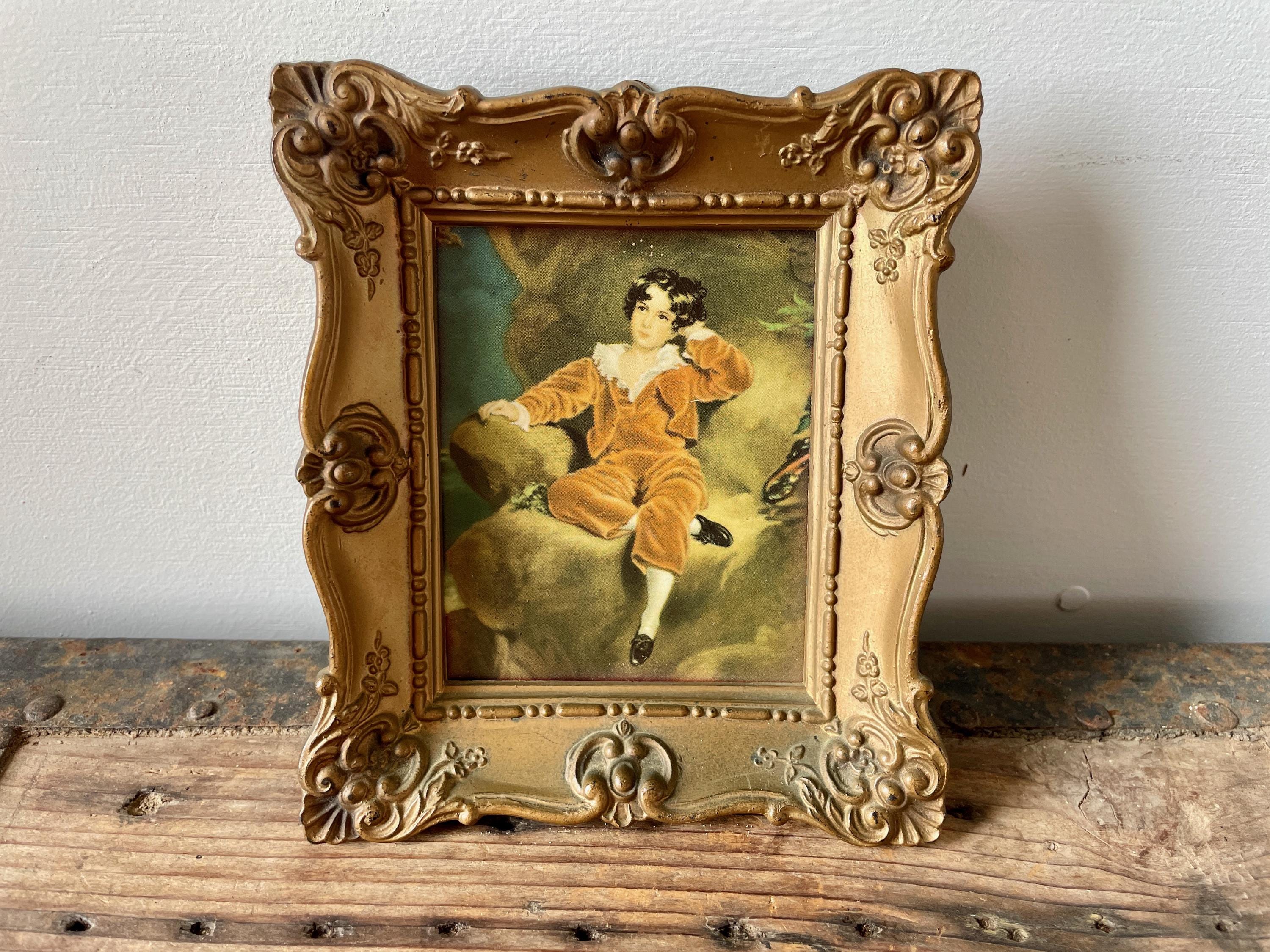 ヴィンテージ「レッドボーイ」肖像画 – 華やかなゴールド樹脂製