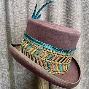 Immortal Kraft bruine wolvilt hoge hoed Turquoise veren geborduurde rand Sz M - OOAK