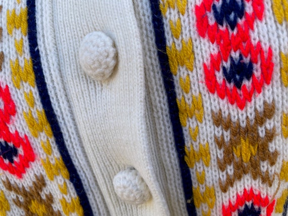 1970's Vintage Women's White Knit Cape Poncho Flo… - image 4