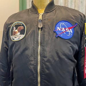 Kurtka bomberka Alpha Industries z lat 90. w stylu vintage, czarna, z haftowanymi naszywkami NASA Apollo, rozmiar XL - OOAK