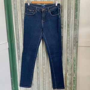 Può includere: Un paio di jeans blu scuro a gamba dritta.