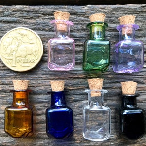 Set aus 7 Quadratischen Mini Glasflaschen 2ml