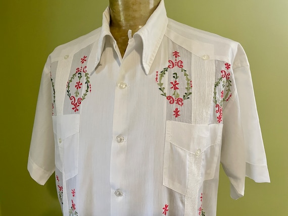 1970s Vintage White Embroidered Floral Guayabera S/S Shirt Pockets