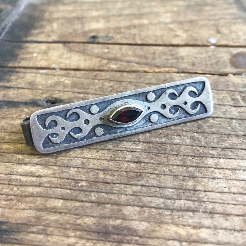 how to wear a vintage tie pin