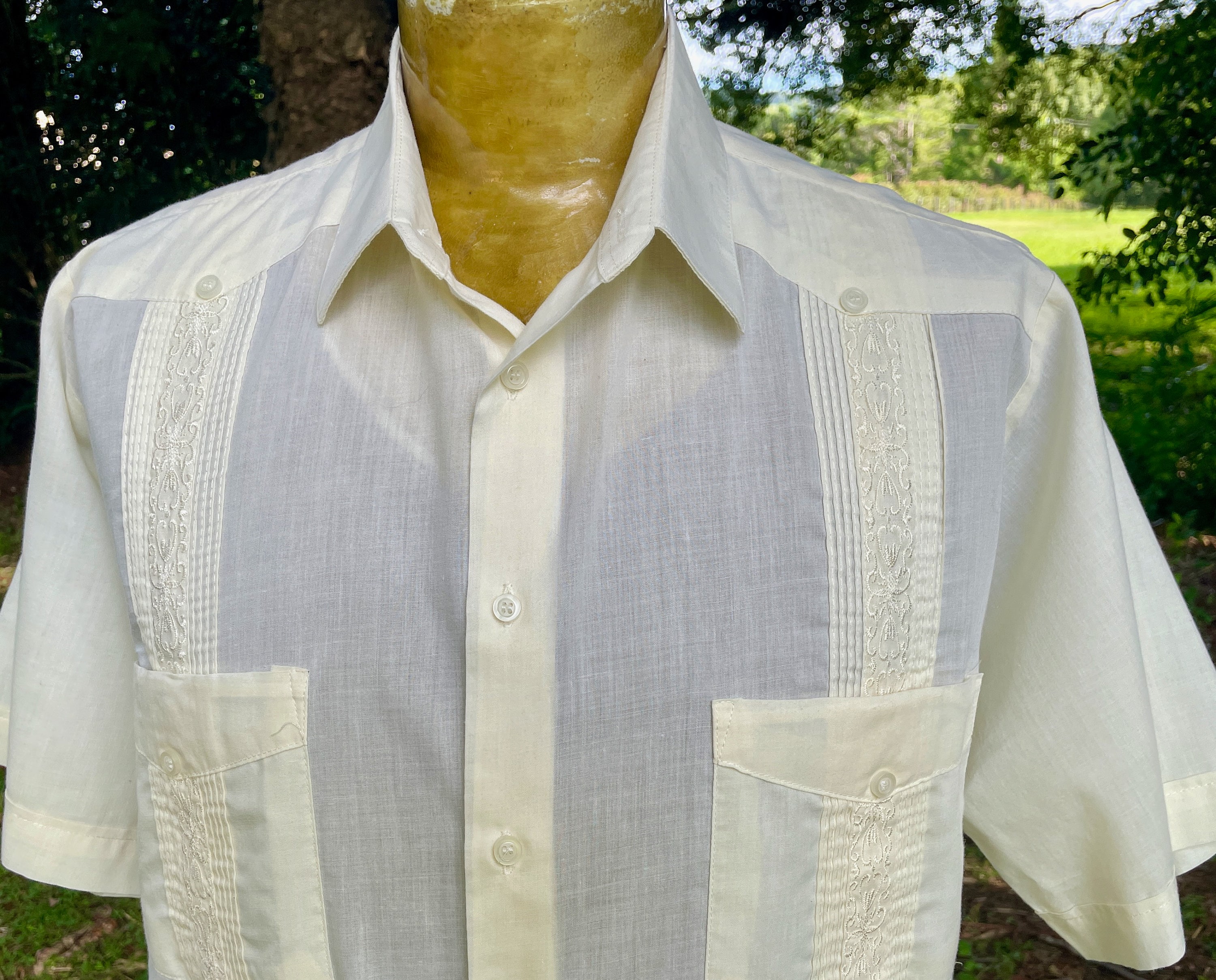 Guayabera vintage de los años 80 con bolsillos bordados, color
