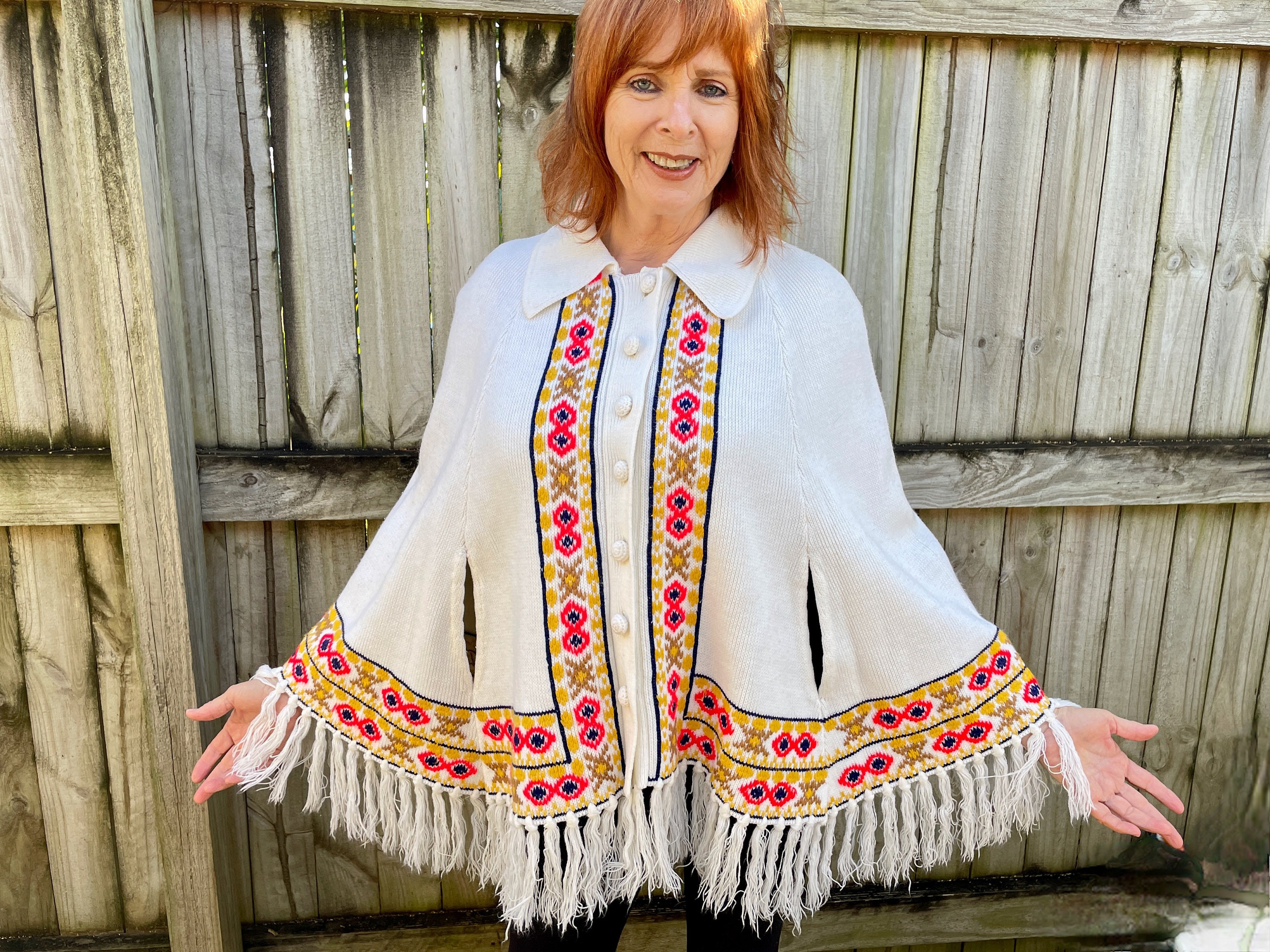 1970's Vintage Women's White Knit Cape Poncho Floral Edge Fringe