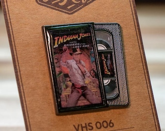 Indiana Jones Raiders of the Lost Ark VHS-speld – Retro jaren 80 filmbroche – Emaille minicassette – VHS-collectie serie 006