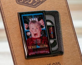 Home Alone VHS-speld – Retrofilmbroche uit de jaren 90 – Emaille mini-VHS-cassette – Speld uit de VHS-collectie serie 015