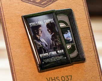 Demolition Man VHS-speld – Retro jaren 90 filmspeld – Emaille mini VHS-cassette – VHS-collectie serie 037