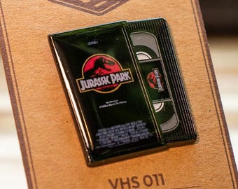 Jurassic VHS-speld – Retro jaren 90 filmspeld – Emaille mini VHS-cassette – VHS-collectie serie 011 speld
