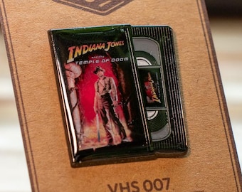 Indiana Jones and the Temple of Doom VHS-speld – Retro jaren 90 filmbroche – Emaille mini VHS-cassette – VHS-collectie serie 007 speld