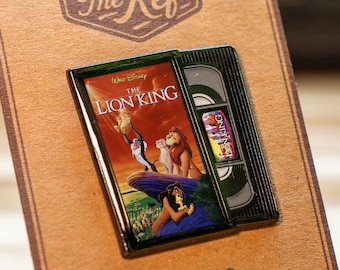 Disney's The Lion King VHS-speld – Retro jaren 90 filmbroche – Emaille mini VHS-cassette – VHS-collectie serie 040 speld