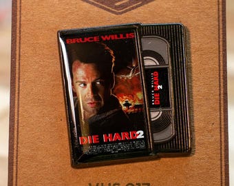 58 Minutes to Live John McClane VHS-speld – Retro filmbroche uit de jaren 90 – Emaille mini-VHS-cassette – VHS-collectie serie 017 speld