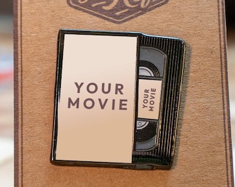VHS-speld – Retro jaren 90 filmbroche – Emaille mini-VHS-cassette – Collector's Series