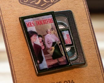 Mrs. Doubtfire VHS-speld – Retrofilmbroche uit de jaren 90 – Emaille mini-VHS-cassette – Speld uit de VHS-collectie serie 14 – Robin Williams