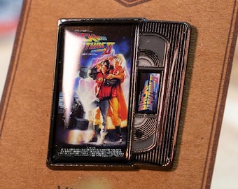 Back to the Future 2 VHS-speld – Retro filmspeld uit de jaren 90 – Emaille VHS-cassettespeld – VHS-collectie serie 004-speld