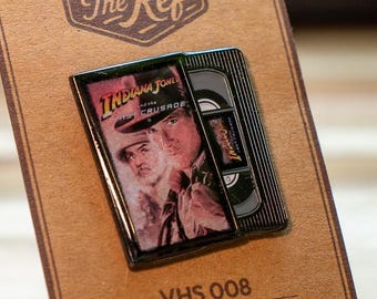Indiana Jones and The Last Crusade VHS-speld – Retro jaren 80/90 filmbroche – Emaille mini VHS-cassette – VHS-collectie serie 008 speld