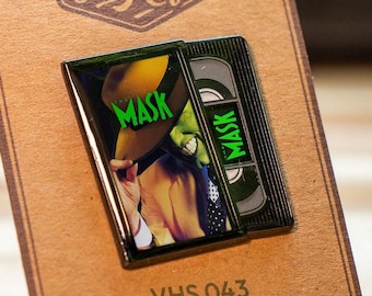 De Mask Pin VHS Jim Carrey – Retro jaren 90 filmpin – Emaille mini VHS-cassette – VHS-collectie serie 043