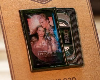 Star Wars Episode II Attack of the Clones VHS-speld – Retro filmbroche – Emaille mini-VHS-cassette – VHS-collectie serie 020 speld