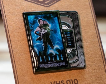 Aliens VHS-speld – Retro jaren 90 filmbroche – Emaille mini VHS-cassette – VHS-collectie serie 010 speld
