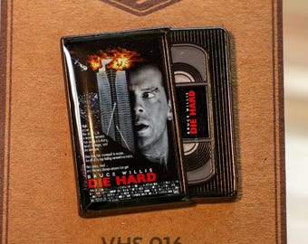 Die Hard VHS-speld John McClane – Retro filmbroche uit de jaren 90 – Emaille mini-VHS-cassette – VHS-collectie serie 016 speld