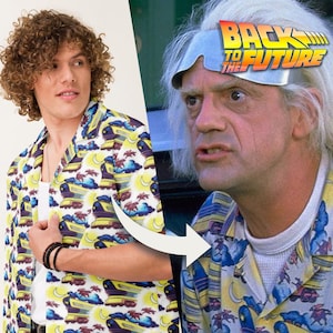 Op de afbeelding: Een shirt met korte mouwen met een patroon van gele auto's, blauwe wolken en halve manen. Het shirt wordt gedragen door een persoon met krullend haar. De afbeelding toont ook een persoon die een vergelijkbaar shirt draagt, met de tekst "BACK TO THE FUTURE".