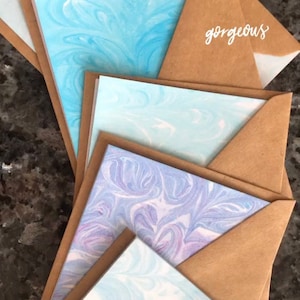 Confezione da 5 di biglietti personalizzati multicolore marmorizzati a mano