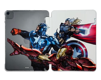 Puede incluir: Una funda transparente para iPad con una imagen colorida de Capitán América, Iron Man y Thor del universo Marvel Comics. La funda tiene un fondo blanco y los personajes están representados en poses de acción.